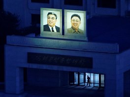 ZÁÍCÍ LÍDI. Portréty bývalých severokorejských lídr Kim Ir-sena a Kim...