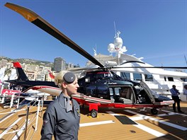 Krom lodí bylo v Monaku vystaveno i 12 aut a dv helikoptéry.
