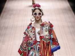 Nová kolekce pro jaro a léto 2019 znaky Dolce&Gabbana neetí folklórními...