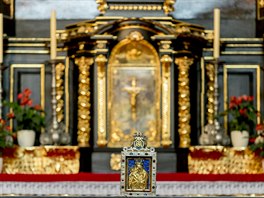 Palladium země české je kovový reliéf zobrazující Pannu Marii s Kristem, který...