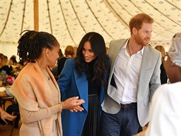 Doria Raglandová, vévodkyn Meghan a princ Harry na recepci v Kensingtonském...