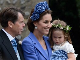 Vévodkyn Kate s dtmi na svatb své kamarádky Sophie Carterové s Robertem...