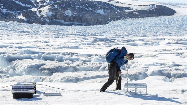Američtí klimatologové a oceánologové monitorují na západě Grónska rozpad ledovců. 