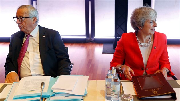 Britsk premirka Theresa Mayov a pedseda komise Jean-Claude Juncker na summitu EU v Salcburku (21. z 2018)