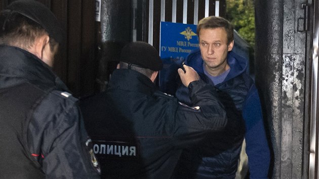 Alexeje Navalnho zatkla policie ve chvli, kdy vychzel z vzen (24. z 2018)