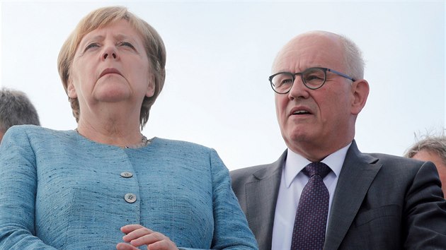 Nmeck kanclka Angela Merkelov a bval f poslaneck frakce CDU Volker Kauder na oteven novho technologickho centra koncernu Daimler v Immendingenu (19. z 2018)