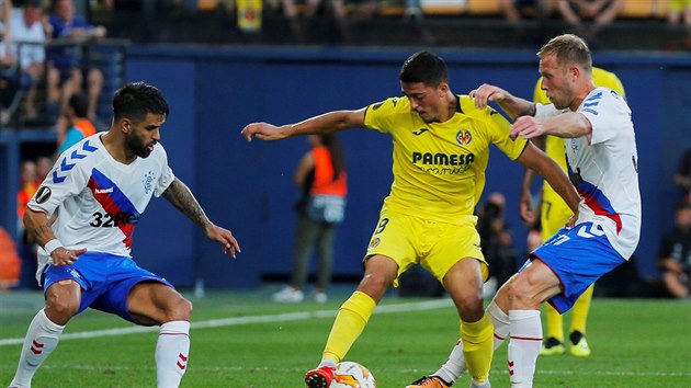 Pablo Fornals z Villarrealu klikuje mezi Scottem Arfieldem (vpravo) a Danielem Candeiasem z Rangers.