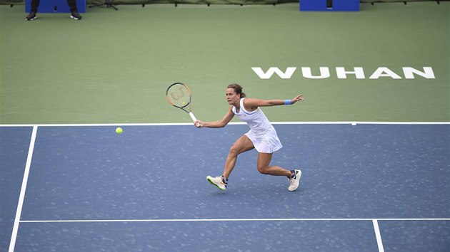 Barbora Strcov v prvnm kole na turnaji ve Wu-chanu.