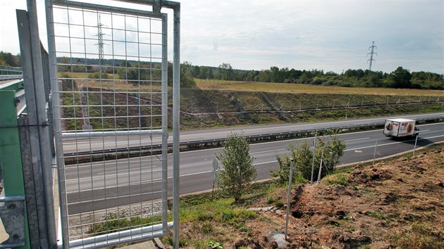 Ředitelství silnic a dálnic staví kolem dálnice D6 ploty, které mají zamezit střetům se zvěří.