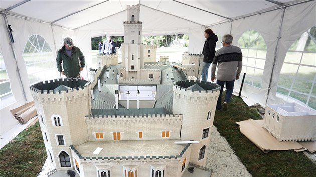 Modeli dokonuj model zmku Hlubok v marinskolzeskm miniaturparku Boheminium.