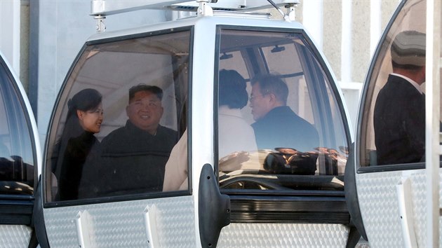 Kim ong-un a Mun e-in v kabinov lanovce ped transportem na vrchol hory Pektu, kde se podle povsti narodil otec souasnho severokorejskho dikttora Kim ong-il (20.9.2018)