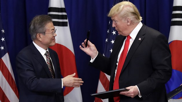 Donald Trump a jihokorejsk prezident Mun e-in se seli ped zahjenm Valnho shromdn OSN v New Yorku (24.9.2018)