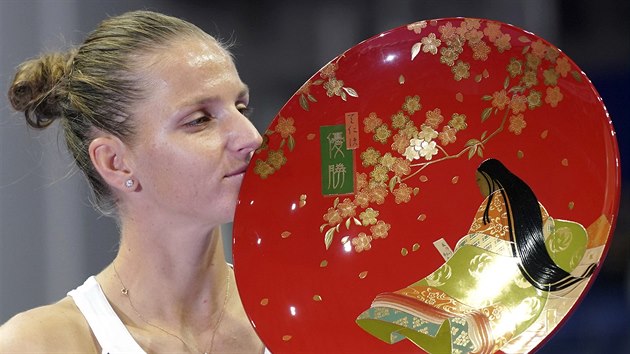 Karolína Plíšková s trofejí pro vítězku turnaje v Tokiu.