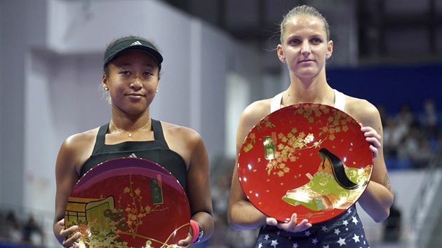 Vítězka turnaje v Tokiu Karolína Plíšková (vpravo) a domácí Naomi Ósakaová.