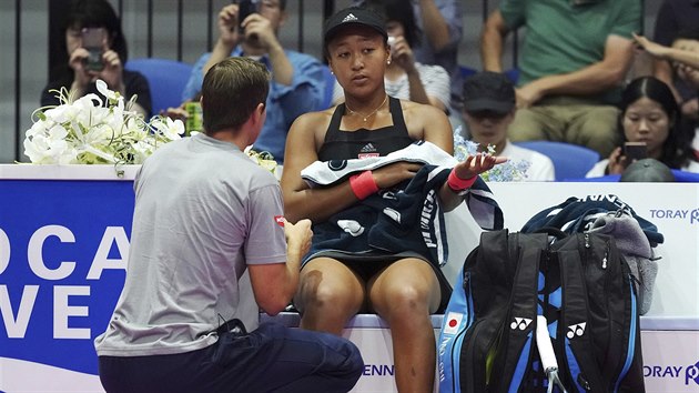 Japonsk tenistka Naomi sakaov v rozhovoru s trenrem Saschou Bajinem pi finle turnaje v Tokiu.