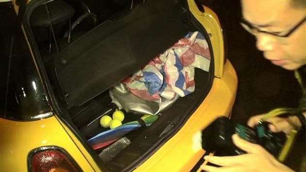 Policie v kufru auta objevila cviebn m, kter pachatel napustil jedovatm oxidem uhelnatm. (22. kvtna 2015)