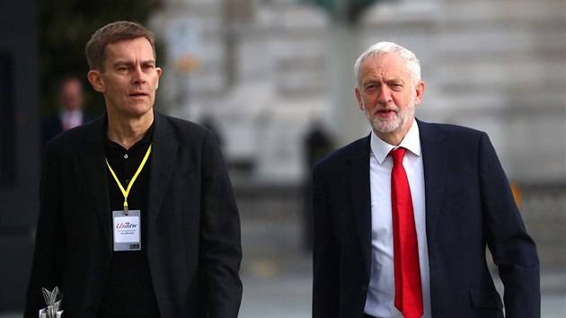 f labourist Jeremy Corbyn pichz spolen se svm poradcem Seumasem Milnem na vron konferenci strany v Liverpoolu. (23. z 2018)