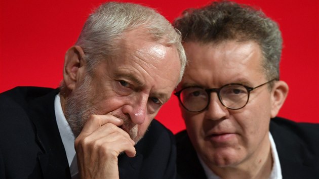 f britskch labourist Jeremy Corbyn a mstopedseda Tom Watson na vron konferenci strany v Liverpoolu (23. z 2018)