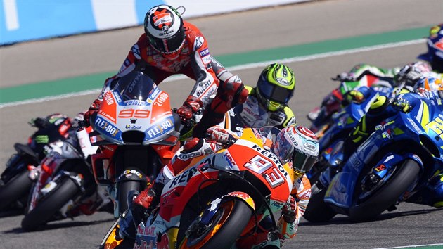 panl Jorge Lorenzo (uprosted) pad v zvod Moto GP v Aragonii.