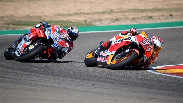 Marc Mrquez (vpravo) a Andrea Dovizioso bhem zvodu Moto GP v Aragonii.