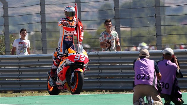 Marc Mrquez oslavuje vtzstv v zvodu Moto GP v Aragonii.