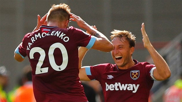 Andrej Jarmolenko a Mark Noble z West Hamu oslavuj gl v utkn proti Manchesteru United.