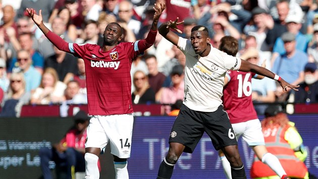 Pedro Obiang z West Hamu (vlevo) a Paul Pogba z Manchesteru United bhem utkn anglick ligy.