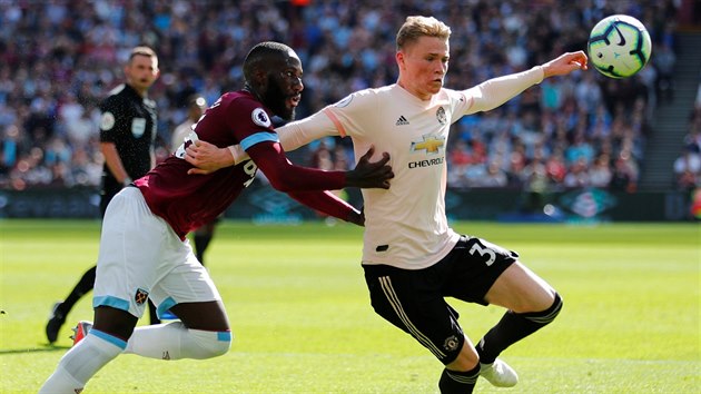 Scott McTominay z Manchesteru United (vpravo) se sna zpracovat m, napad ho Arthur Masuaku z West Hamu.