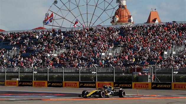 Carlos Sainz Jr z Renaultu bhem kvalifikace na Velkou cenu Ruska.