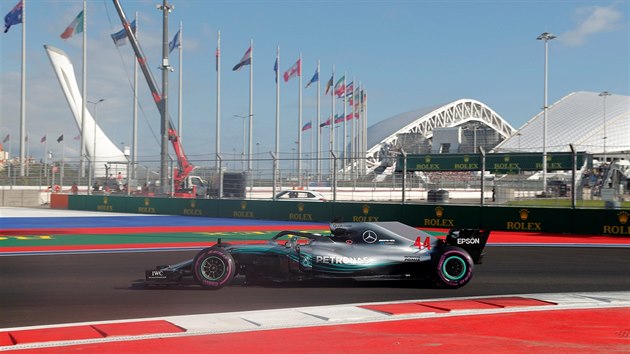 Lewis Hamilton z Mercedesu bhem kvalifikace na Velkou cenu Ruska.