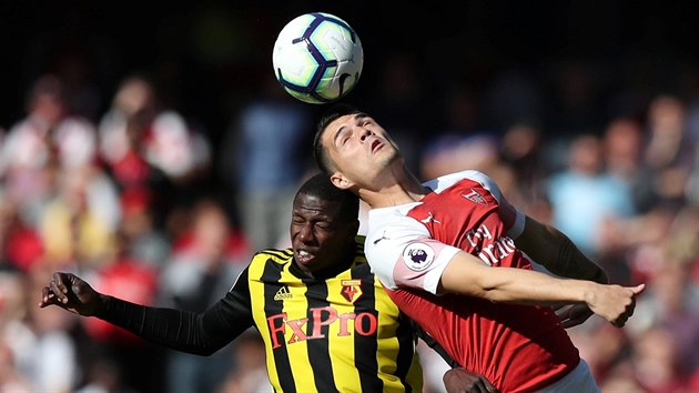 Abdoulaye Doucoure z Watfordu (vlevo) a Granit Xhaka z Arsenalu v hlavikovm souboji.