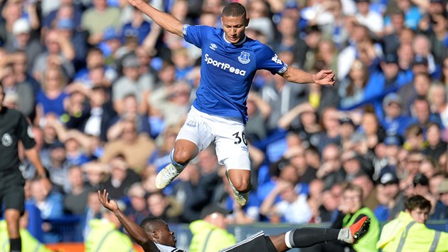 Jean Michael Seri z Fulhamu (v blm) zastavuje Richarlisona z Evertonu.