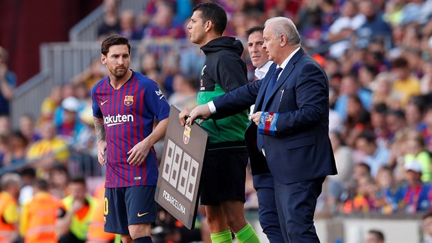 Lionel Messi z Barcelony nastupuje do hry bhem utkn s Bilbaem.
