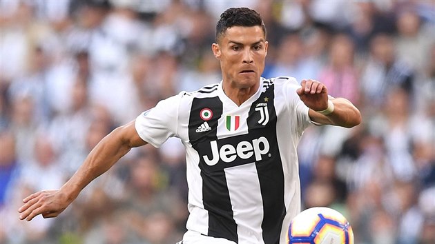 Cristiano Ronaldo z Juventusu bhem utkn s Neapol.