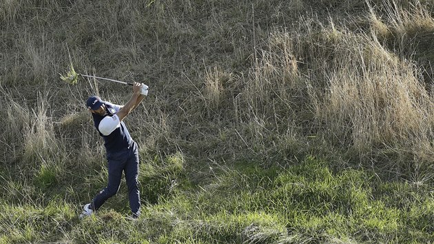 Amerian Dustin Johnson bhem druhho dne Ryder cupu.