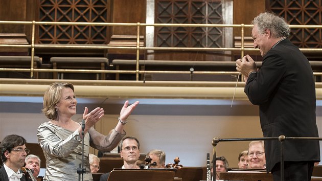 Mezzosopranistka Bernarda Finkov a dirigent Manfred Honeck na zvrenm koncert Dvokovy Prahy.