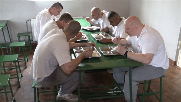 Vězni jedí jenom lžící, kterou fasují při nástupu do vězení. Vidličky a nože nemají z bezpečnostních důvodů.