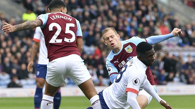 Matj Vydra z Burnley (elem) bojuje o m v utkn proti Bournemouthu.