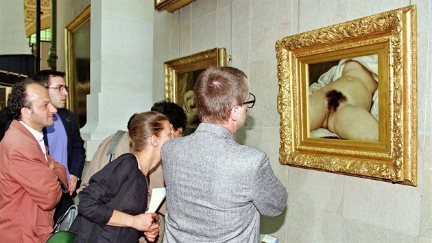 Návtvníci galerie si prohlíejí obraz Pvod svta od Gustava Courbeta.