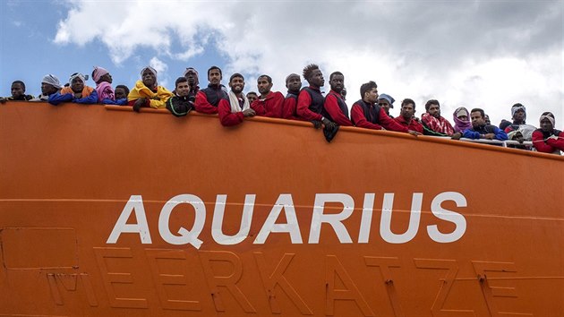 Lo Aquarius s 1004 africkch migranty na palub kotv v italskm pstavu Salerno. (26. kvtna 2017)