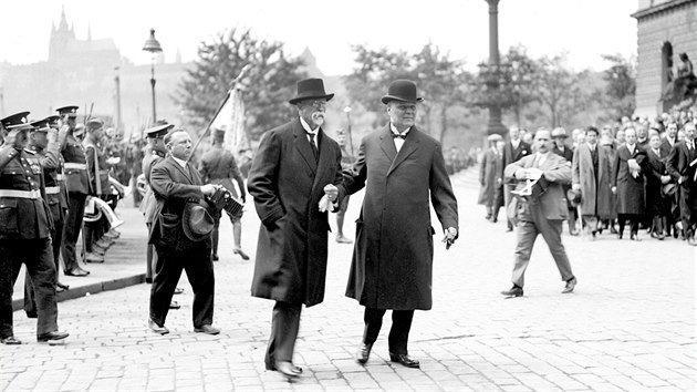 Prezident T. G. Masaryk v doprovodu pedsedy vldy Antonna vehly pichzej do budovy parlamentu. (27. kvtna 1927)