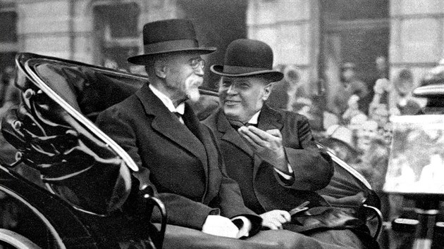 Tom Garrigue Masaryk s ministerskm pedsedou Antonnem vehlou pot, co byl TGM potet zvolen prezidentem SR. (27. kvtna 1927)