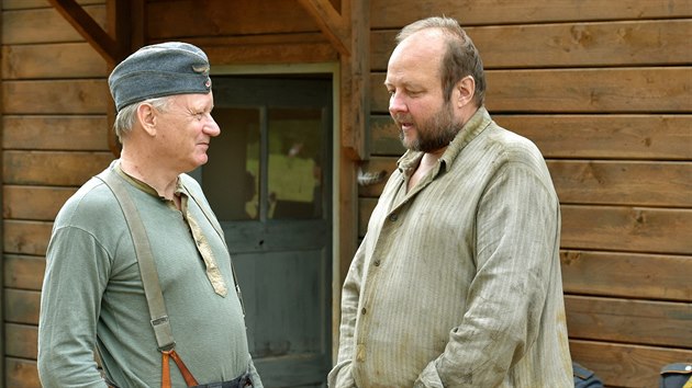Herci Stellan Skarsgard (vlevo) a Milan Šimáček při natáčení filmu Nabarvené ptáče režiséra Václava Marhoula (6. srpna 2017)