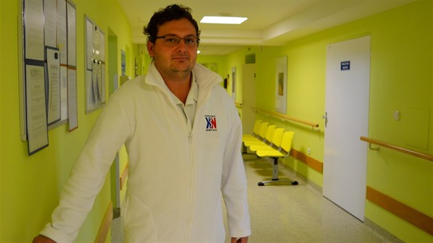 Opilého houbaře převzal z rukou záchranářů ortoped Jiří Stošek. Zraněného muže mohl operovat až o 24 hodin později, když pacient vystřízlivěl.