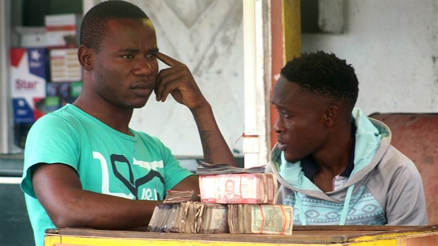 Liberij�t� demonstrant p�i protestu v Monrovii. (24. 9. 2018)