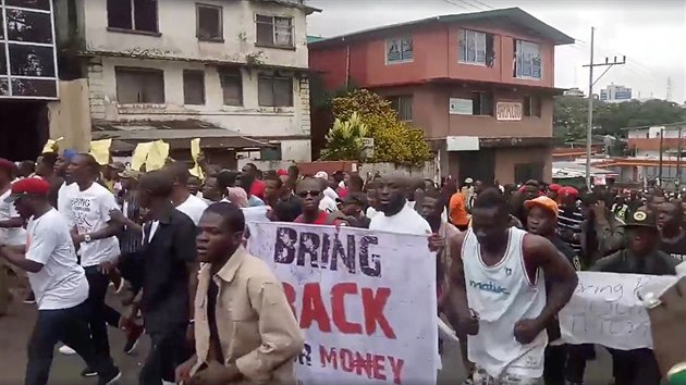 Liberijt demonstrant pi protestu v Monrovii. (24. 9. 2018)