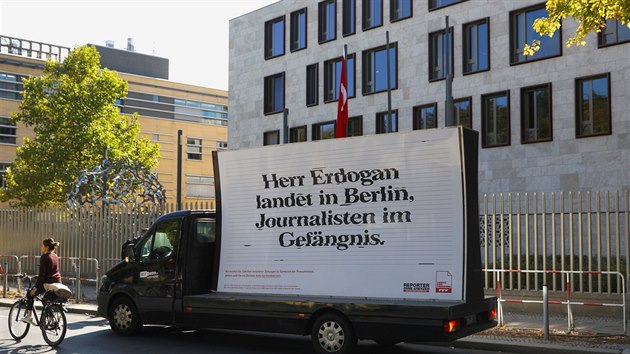 Organizace Reporti bez hranic na protest proti sttn nvtv tureckho prezidenta Recepa Tayyipa Erdogana v Nmecku postavili ped tureckou ambasdu v Berln transparent s npisem: Pan Erdogan dorazil do Berlna, novini do vzen. (27. z 2018)