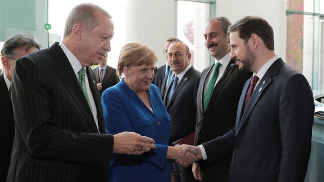 Nmeck kanclka Angela Merkelov se zdrav s tureckm ministrem financ Beratem Albayrakem, kter pijel na sttn nvtvu Nmecka spolu se svm tchnem, tureckm prezidentem Recepem Tayyipem Erdoganem (vlevo), a dalmi ministry. (28. z 2018)