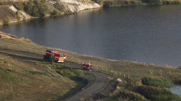 Požár haly s linkou na drcení odpadu na skládce firmy Celio v Litvínově. Hasiči zřídili čerpací stanoviště u Jezera Most (19. září 2018)