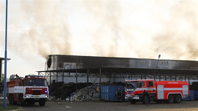 Požár haly s linkou na drcení odpadu na skládce firmy Celio v Litvínově. (19. září 2018)